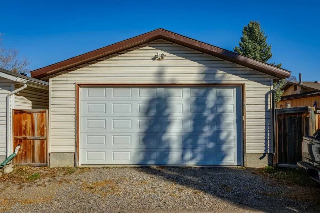 150 Midcrest Crescent SE