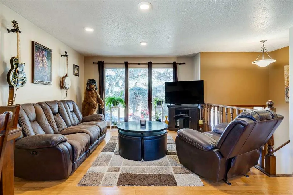 150 Midcrest Crescent SE