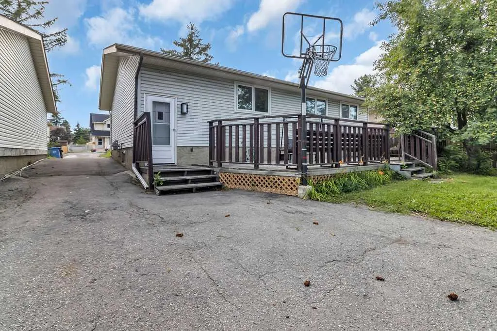 10 Radcliffe Crescent SE