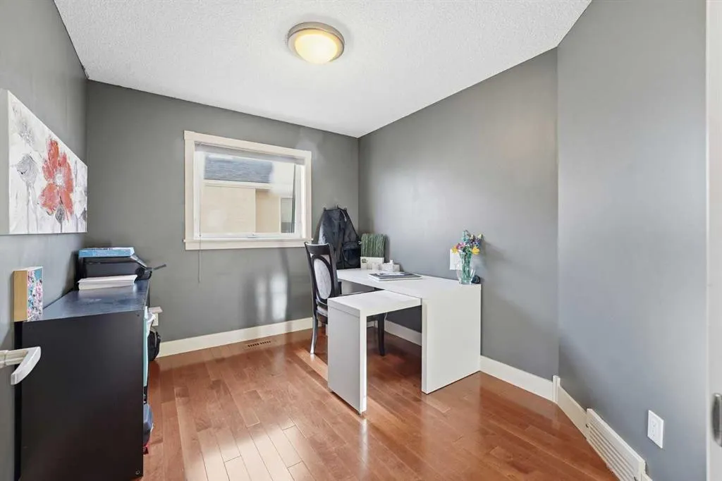 137 Sceptre Court NW