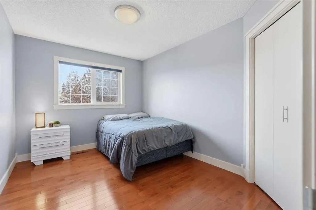 137 Sceptre Court NW