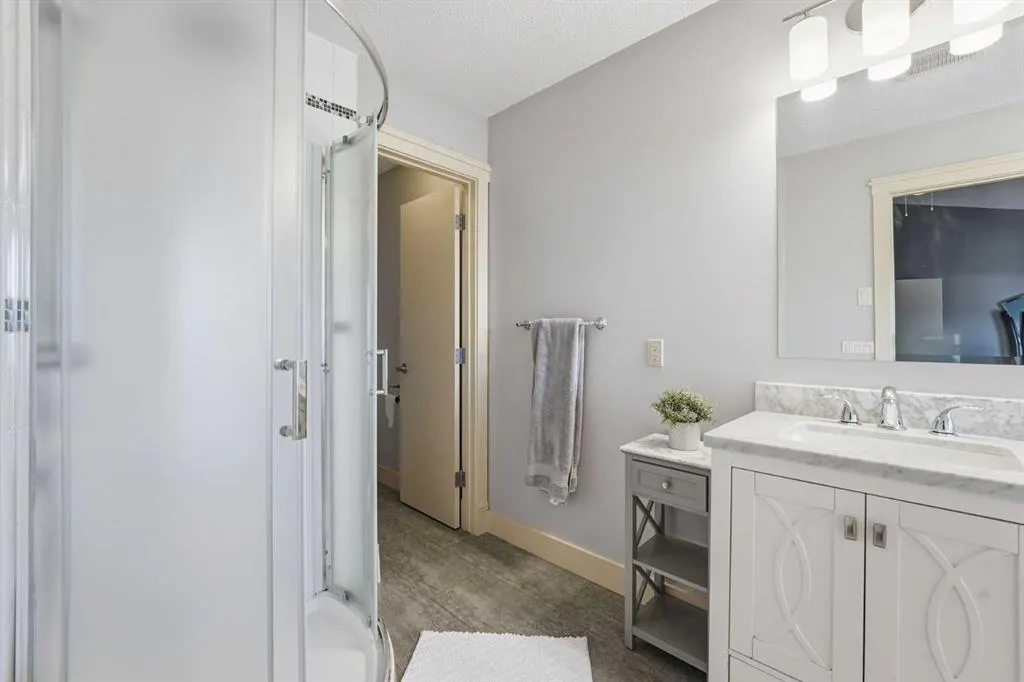 137 Sceptre Court NW