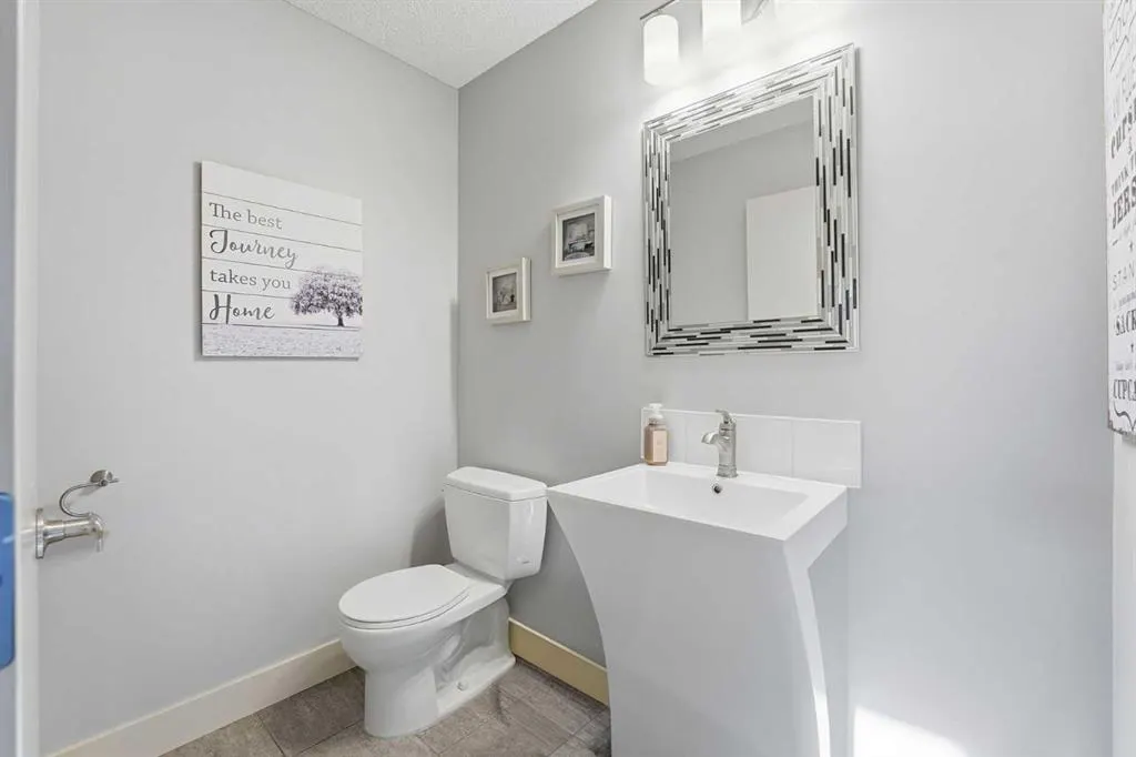 137 Sceptre Court NW