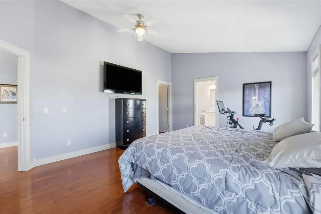 137 Sceptre Court NW