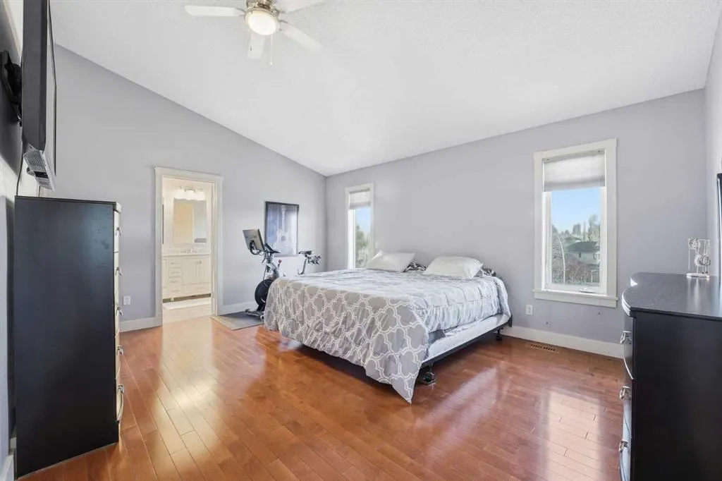 137 Sceptre Court NW