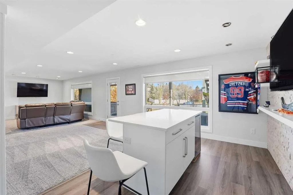 137 Sceptre Court NW