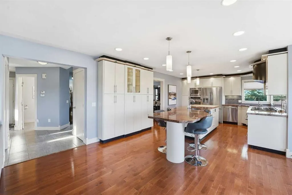 137 Sceptre Court NW