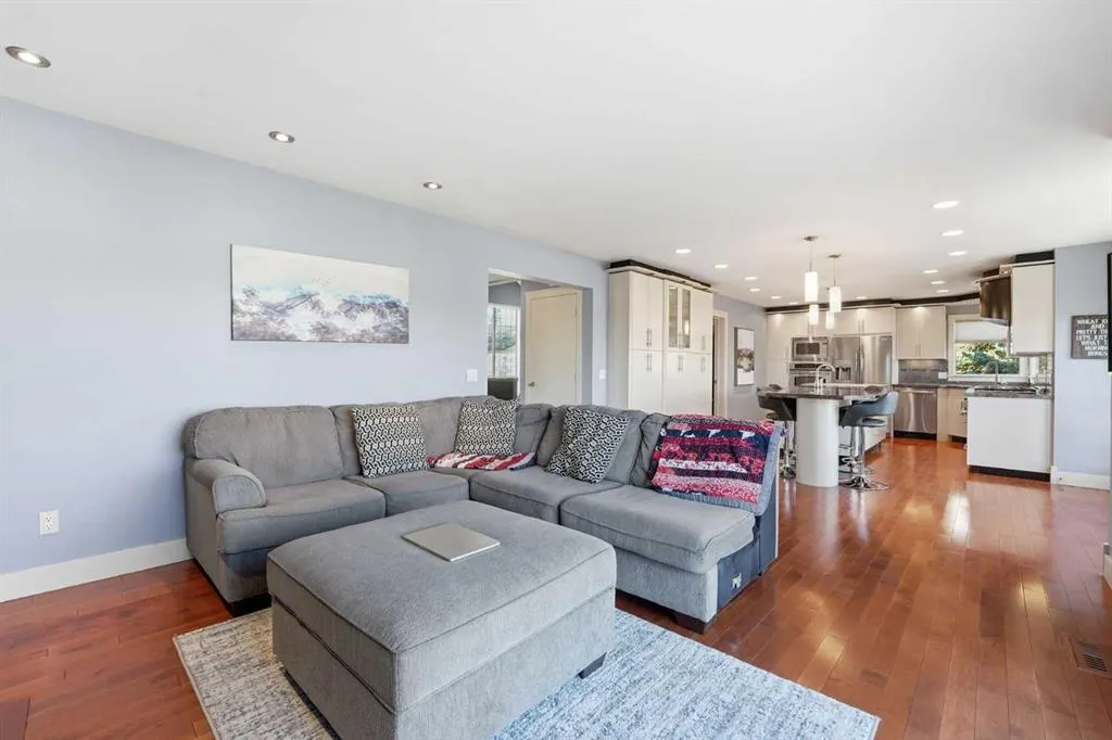 137 Sceptre Court NW