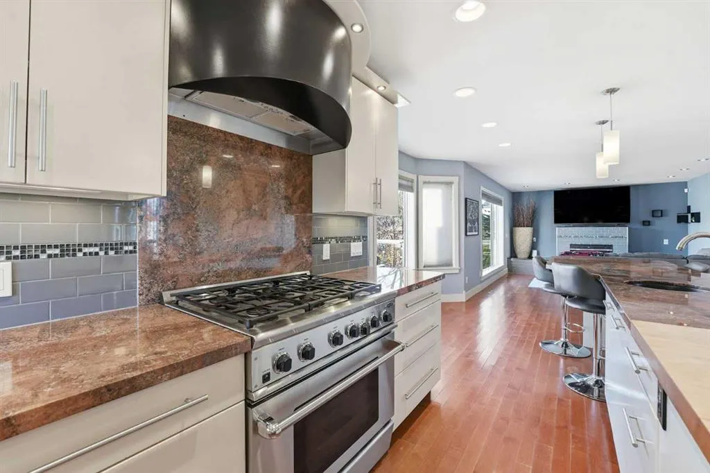 137 Sceptre Court NW