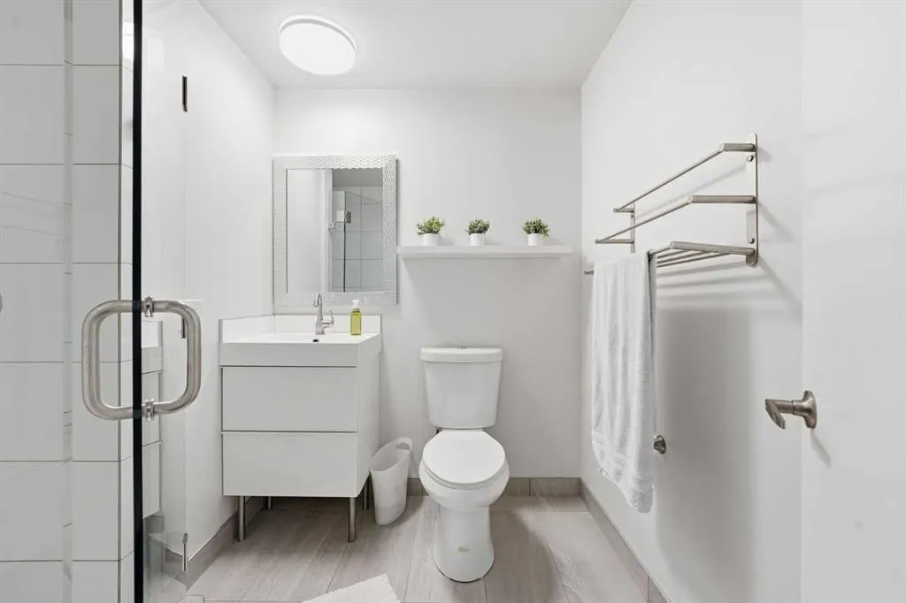 137 Sceptre Court NW