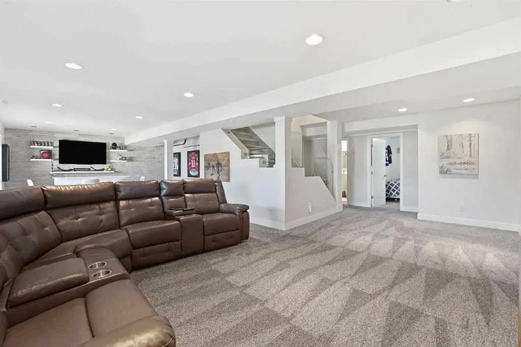 137 Sceptre Court NW