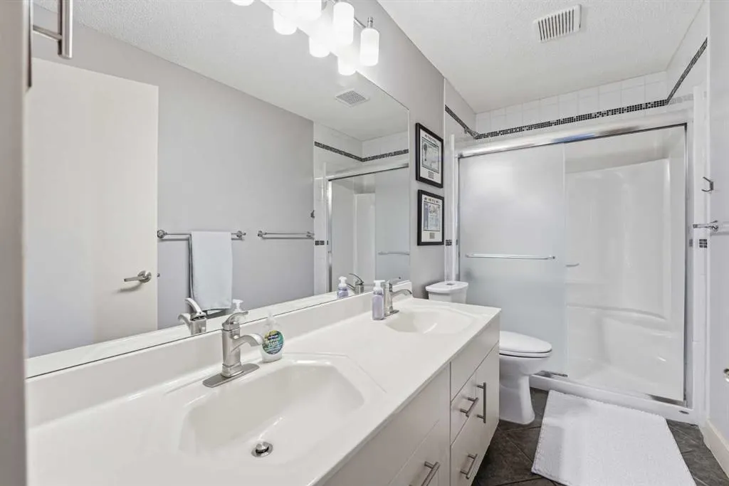 137 Sceptre Court NW