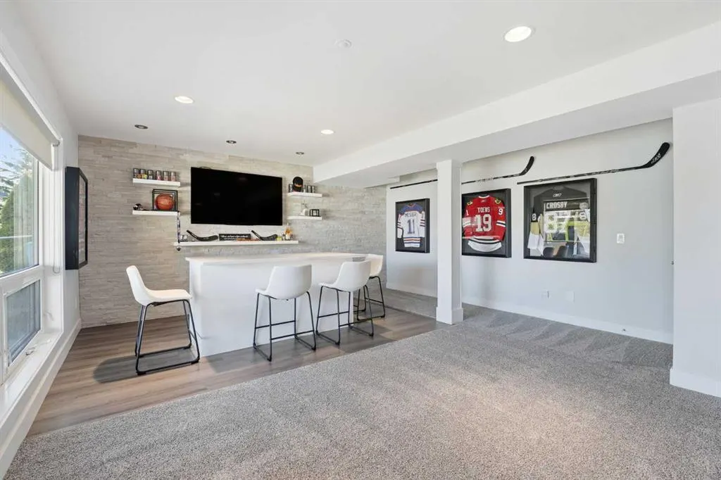 137 Sceptre Court NW