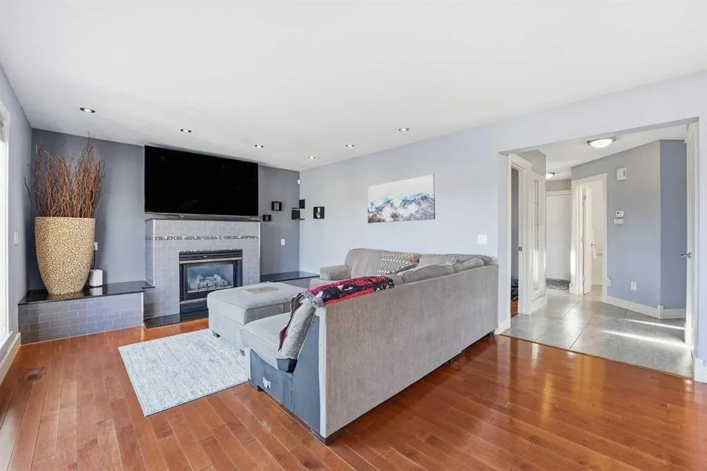 137 Sceptre Court NW