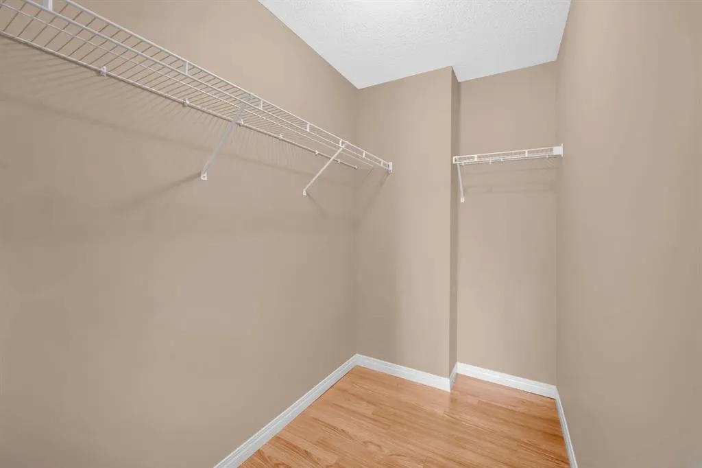 4204 valleyview Park SE, #204