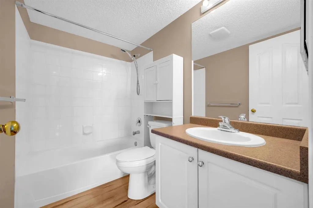 4204 valleyview Park SE, #204