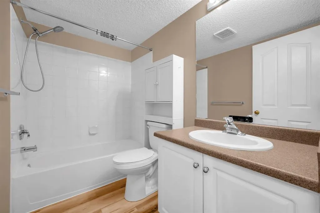 4204 valleyview Park SE, #204