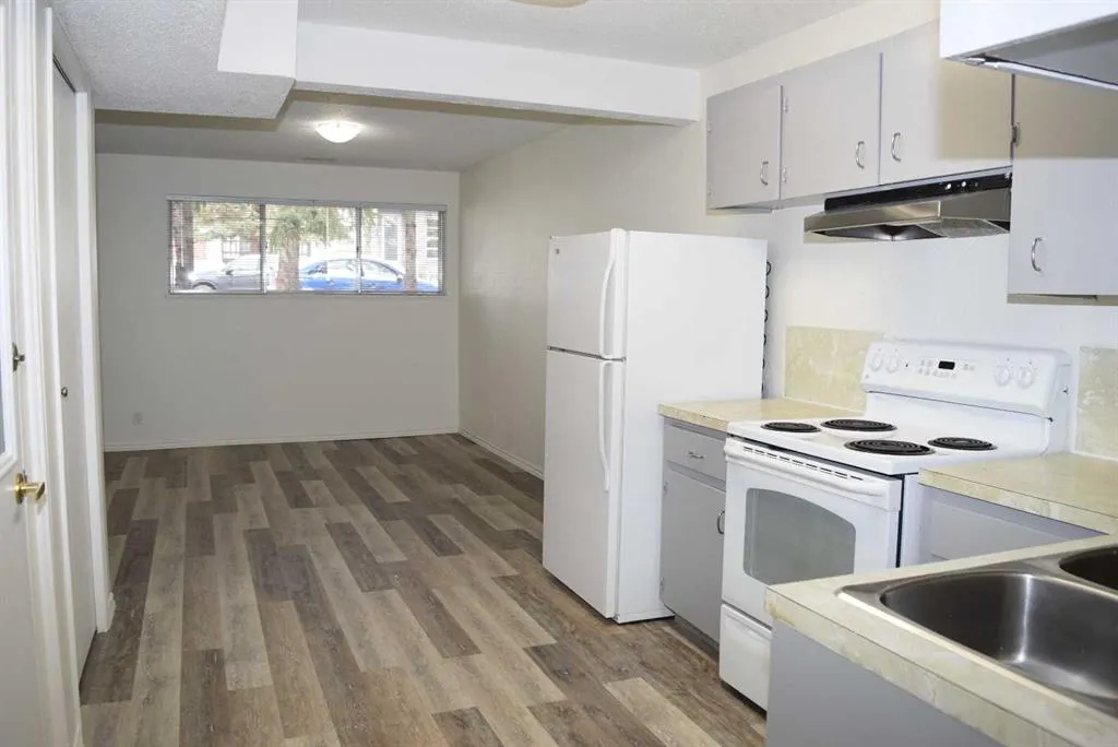 2137 / 2139 53 Avenue SW