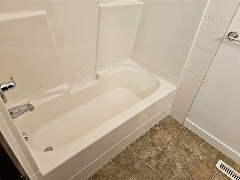 2137 / 2139 53 Avenue SW