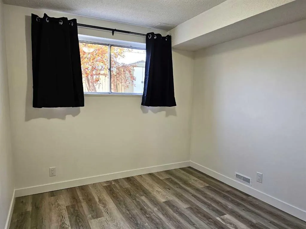 2137 / 2139 53 Avenue SW