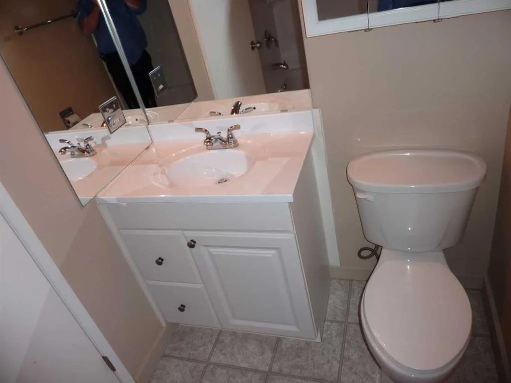 2137 / 2139 53 Avenue SW