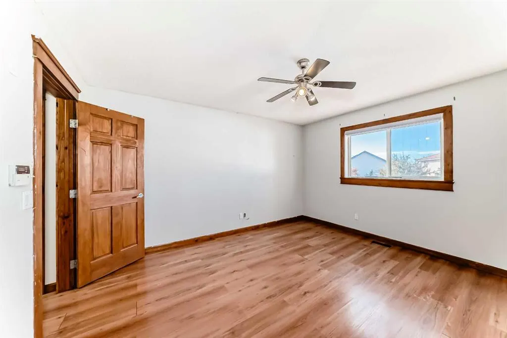 323 Appleglen Place SE