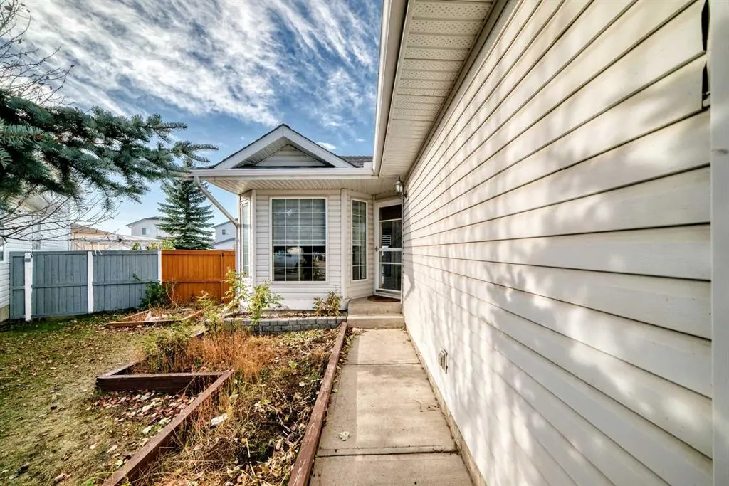 323 Appleglen Place SE