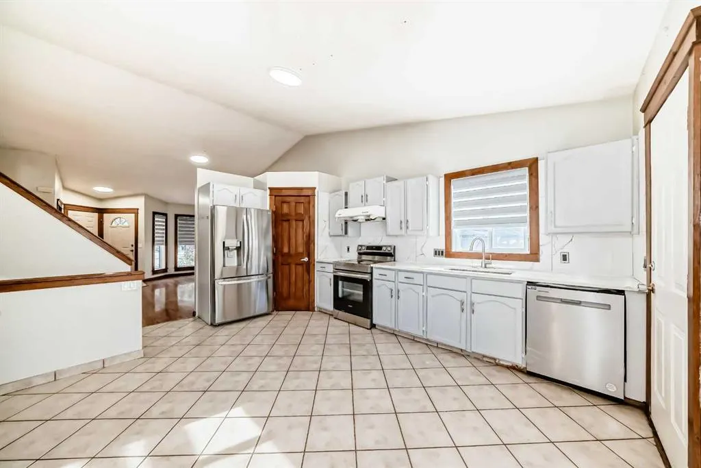 323 Appleglen Place SE