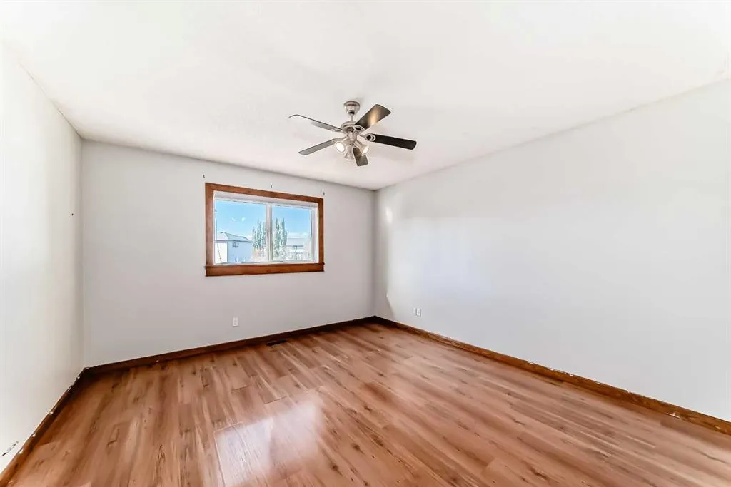 323 Appleglen Place SE