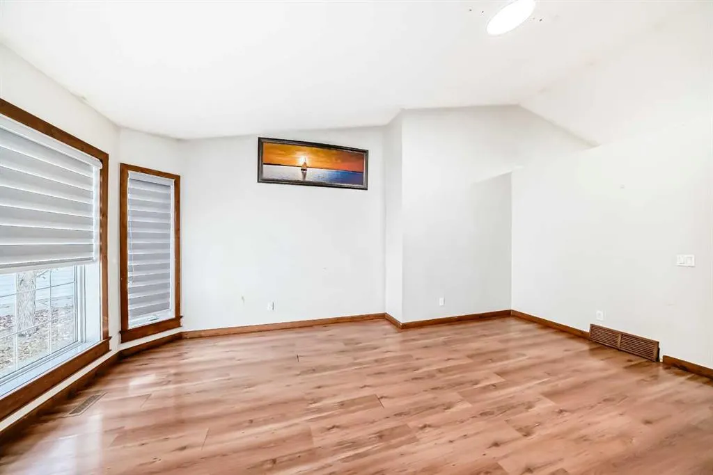 323 Appleglen Place SE