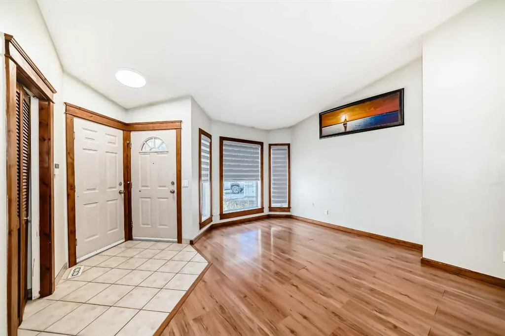 323 Appleglen Place SE