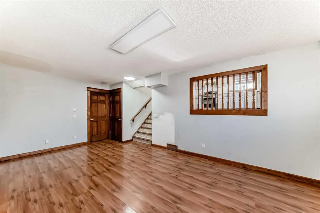 323 Appleglen Place SE