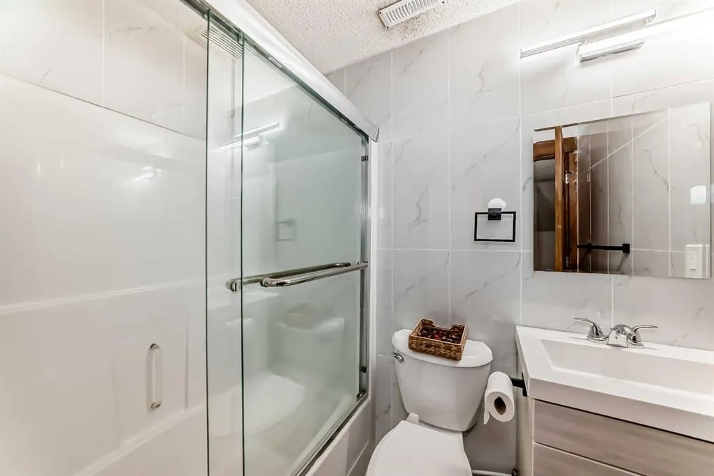 323 Appleglen Place SE