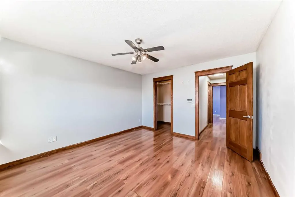 323 Appleglen Place SE