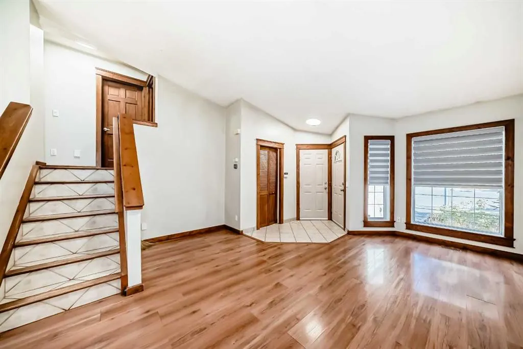 323 Appleglen Place SE