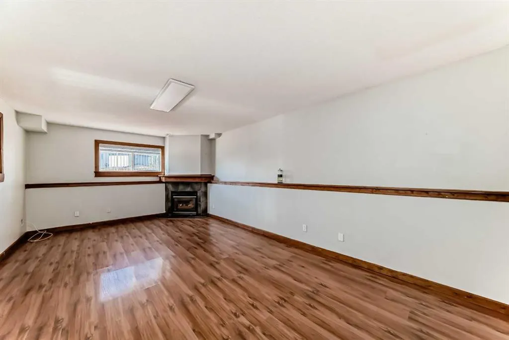 323 Appleglen Place SE