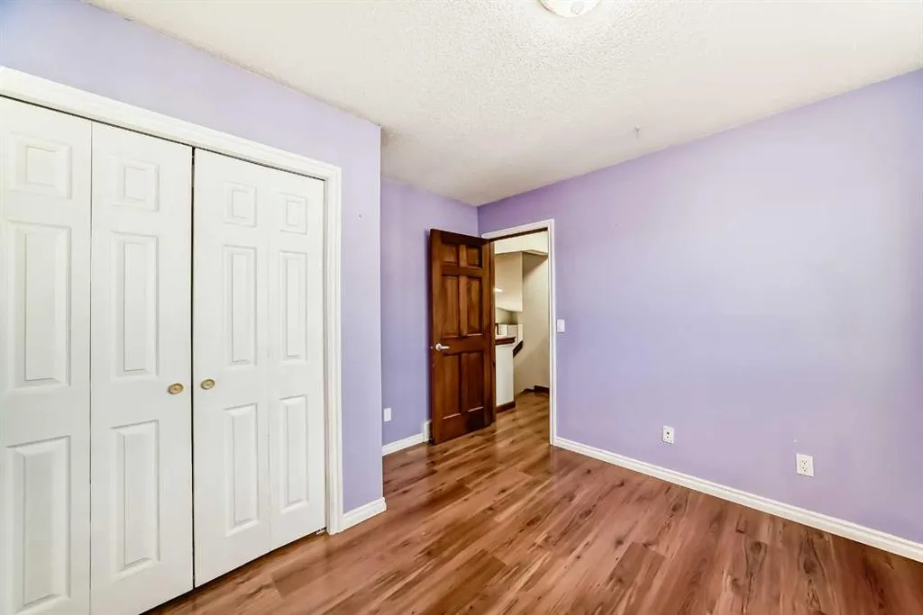 323 Appleglen Place SE