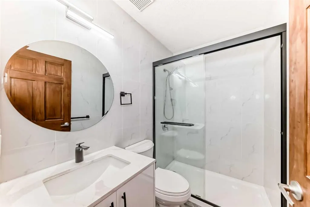 323 Appleglen Place SE