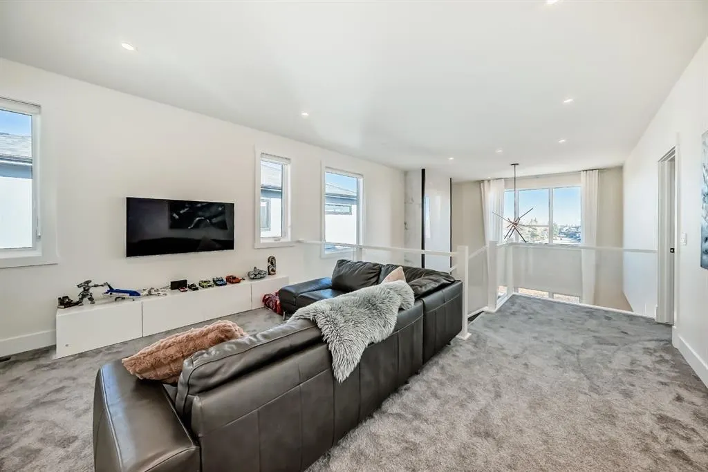 76 ROCK LAKE View NW