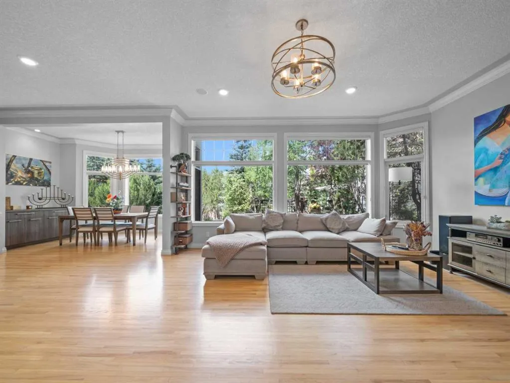 210 Evergreen Mews SW