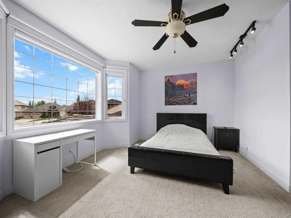 210 Evergreen Mews SW