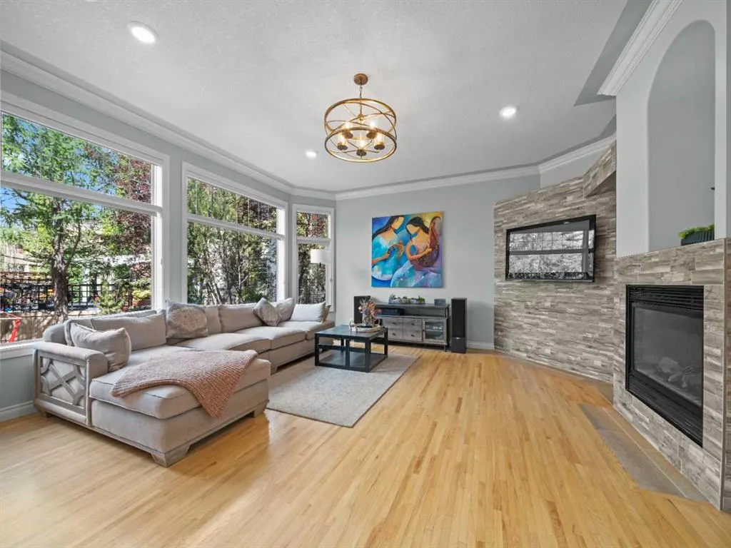 210 Evergreen Mews SW