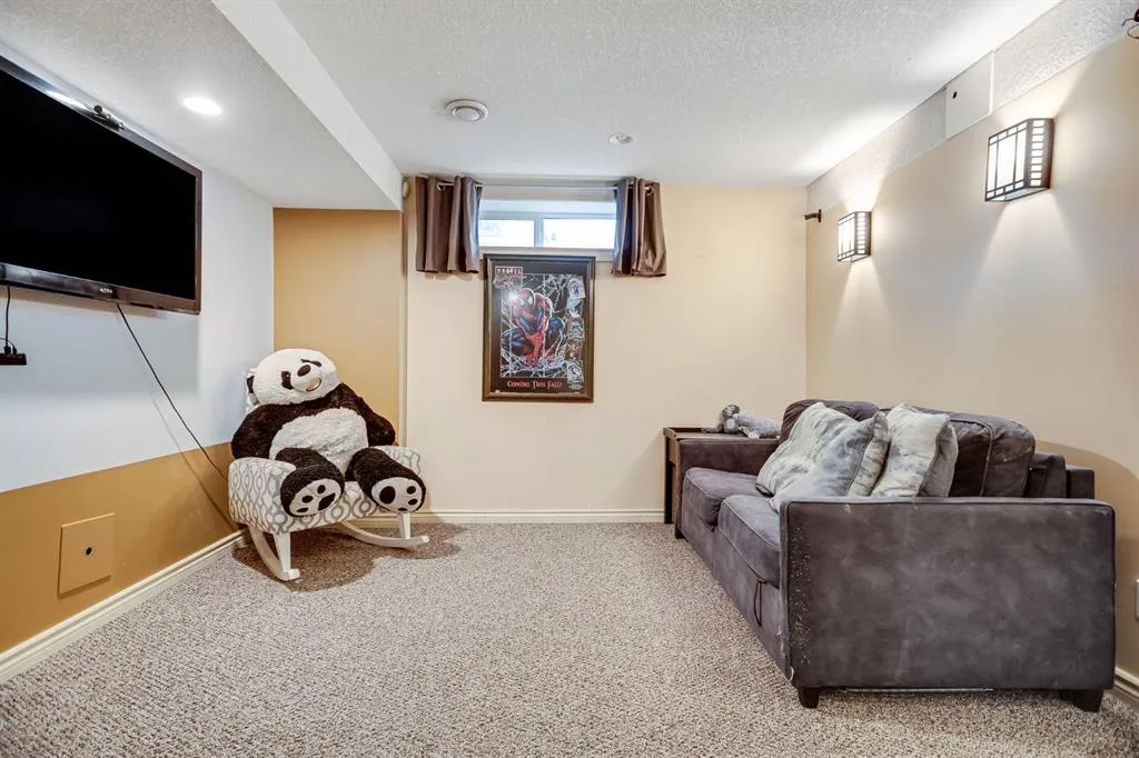 18 Westridge Crescent