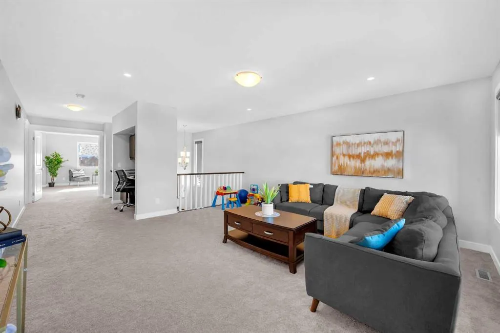 660 Reynolds Crescent SW