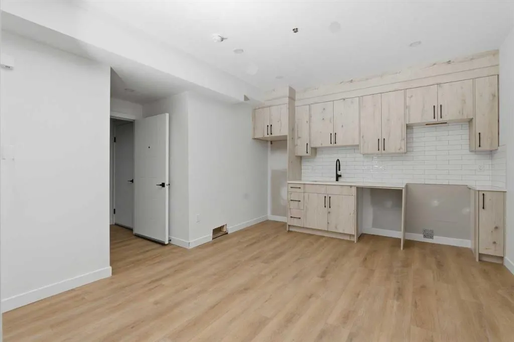 212 32 Avenue NE, #203