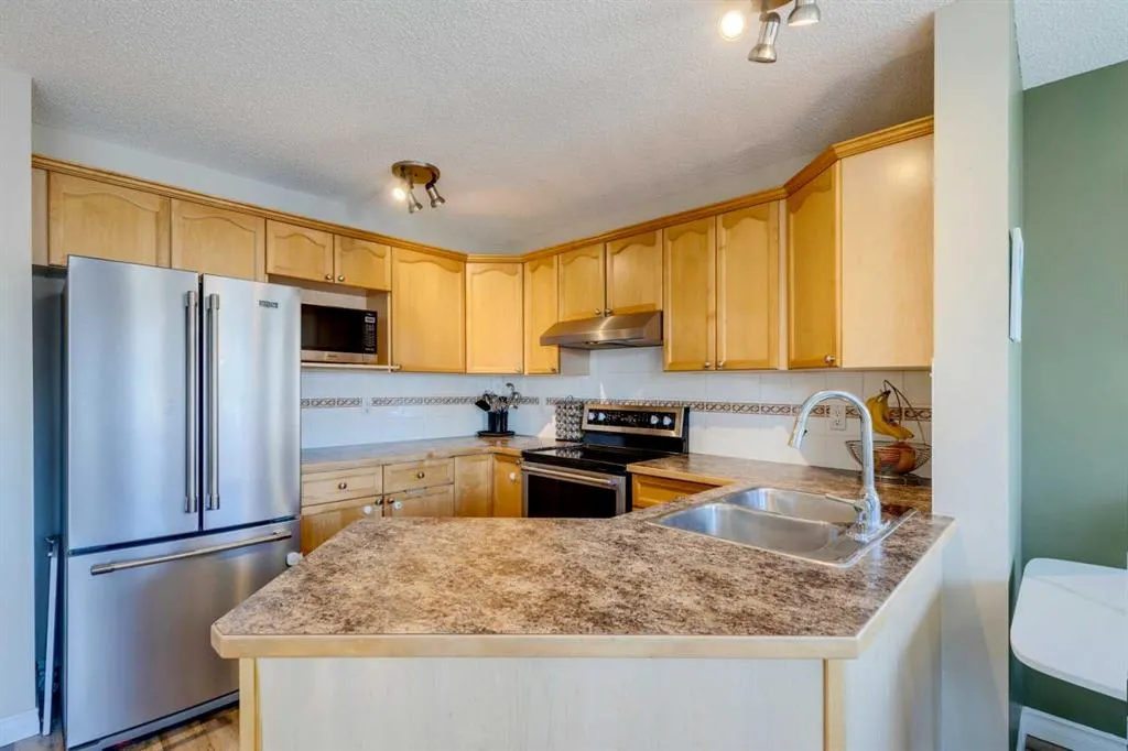 85 Crystal Shores Crescent