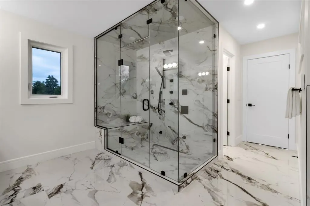 2118 Victoria Crescent NW