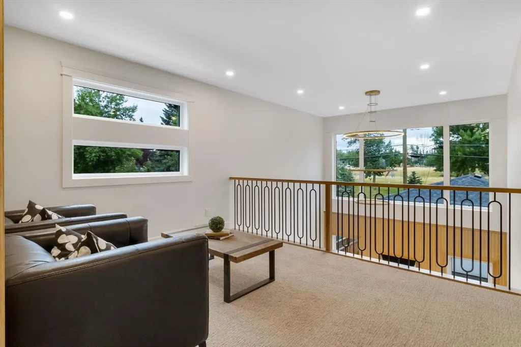 2118 Victoria Crescent NW