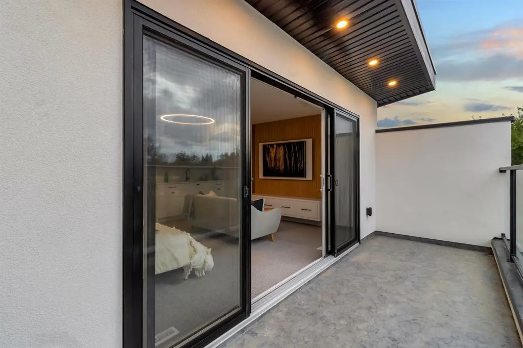 2118 Victoria Crescent NW