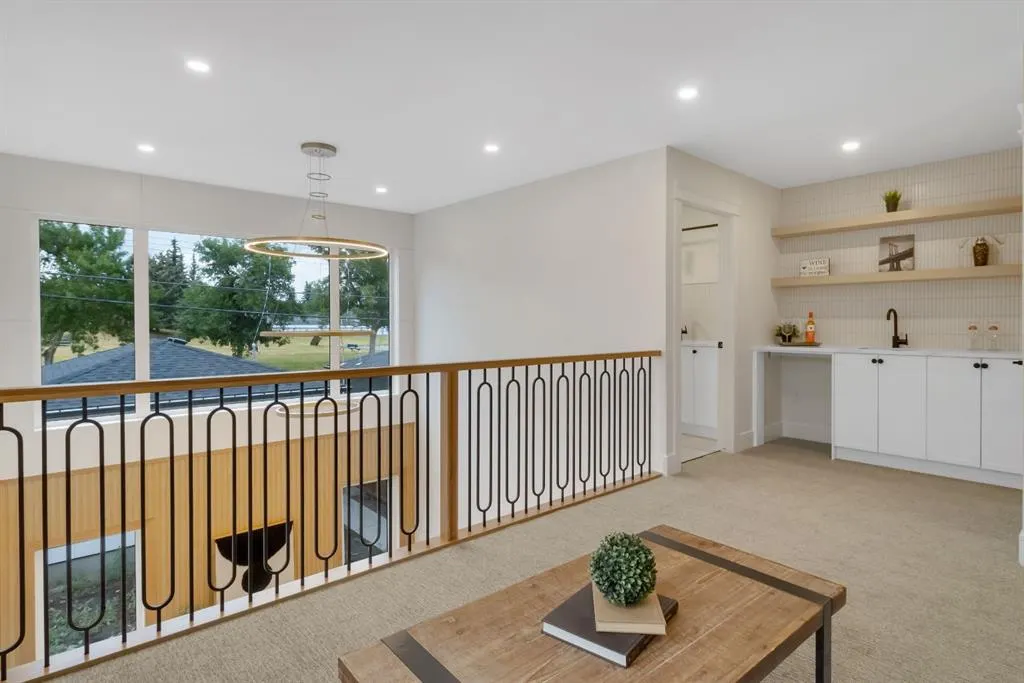 2118 Victoria Crescent NW